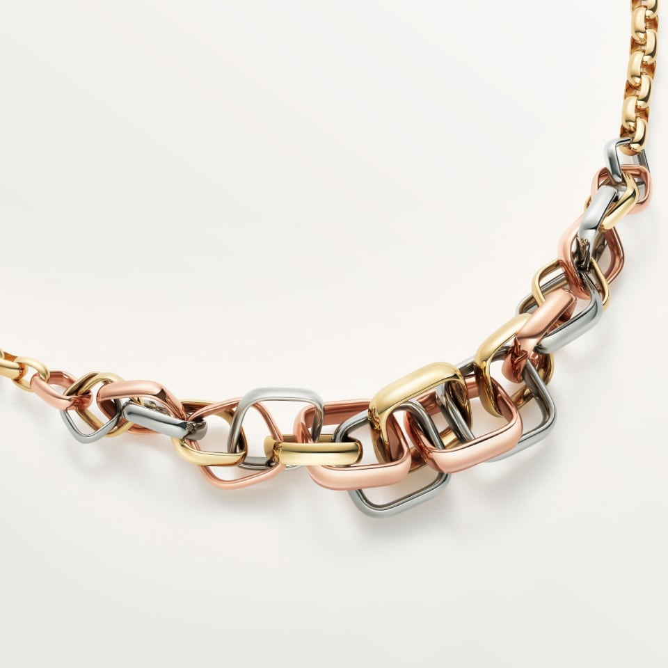 sm8w3831RLeMmDO4Rmj2cQ.jpeg.transform.carprodcard Collier Trinity, de forme coussin, moyen modèle – Image 1